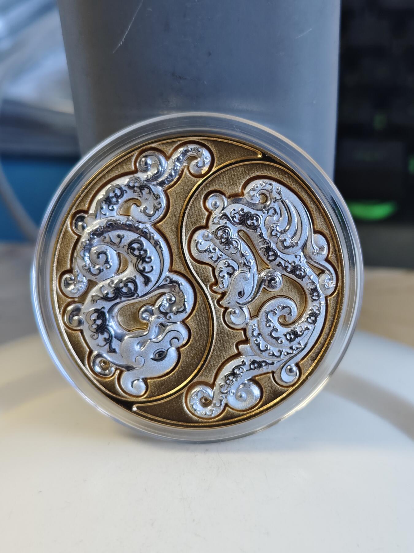 第171期拍卖【长期征集拍品】 中国龙凤和鸣纪念吊坠 2X5克 999银 发行量：10万套 盒证全