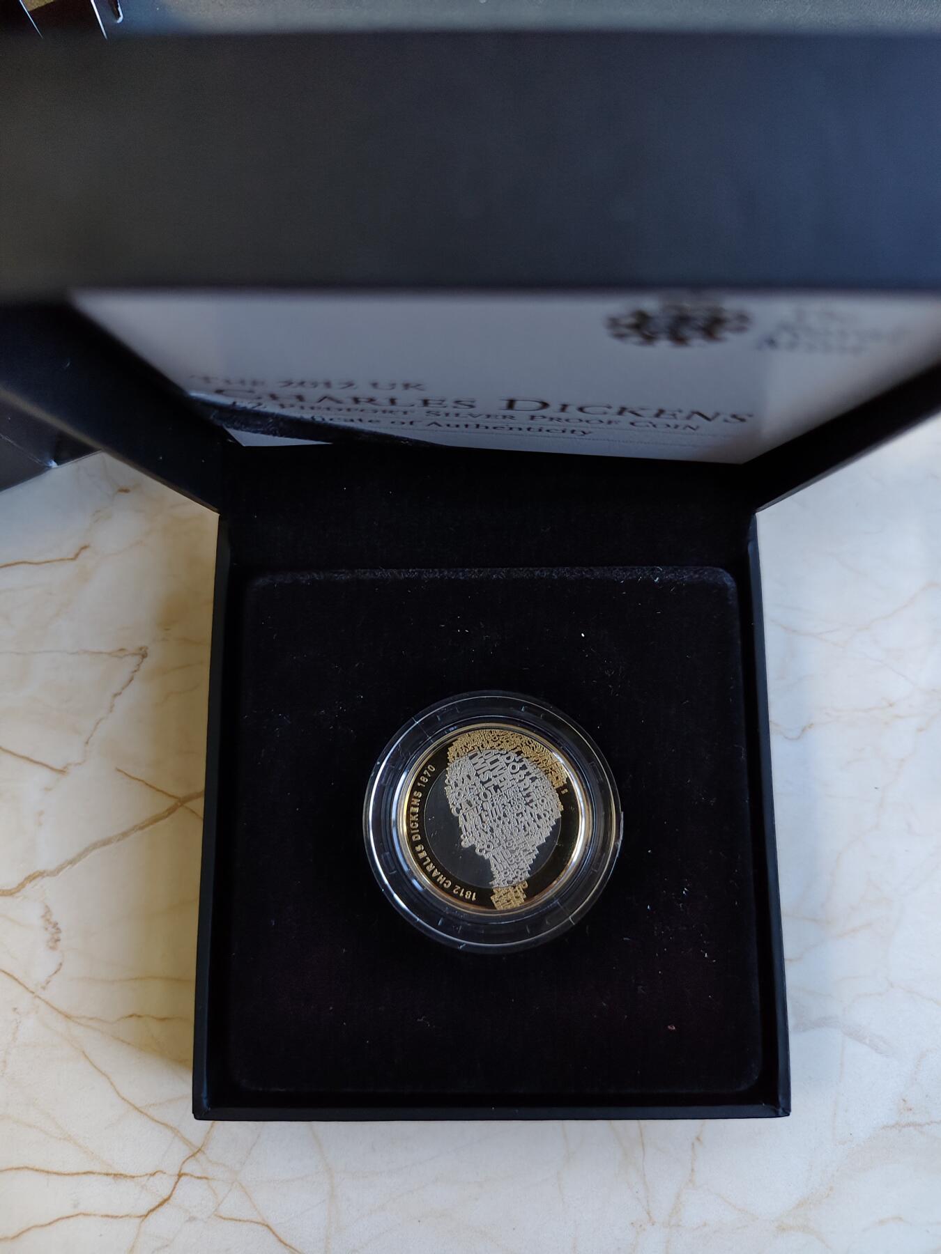 第171期拍卖【长期征集拍品】 少见 英国2012年2英镑精制加厚双色银币 查尔斯·狄更斯（英国著名作家）诞辰 200 周年 24克925银 外圈镀金 发行量：2千 盒证全,有瑕疵