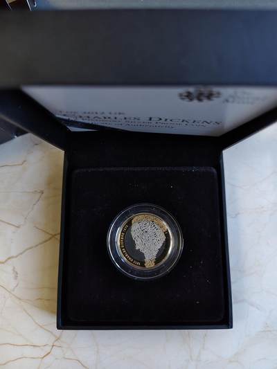 第171期拍卖【长期征集拍品】 - 少见 英国2012年2英镑精制加厚双色银币 查尔斯·狄更斯（英国著名作家）诞辰 200 周年 24克925银 外圈镀金 发行量：2千 盒证全,有瑕疵