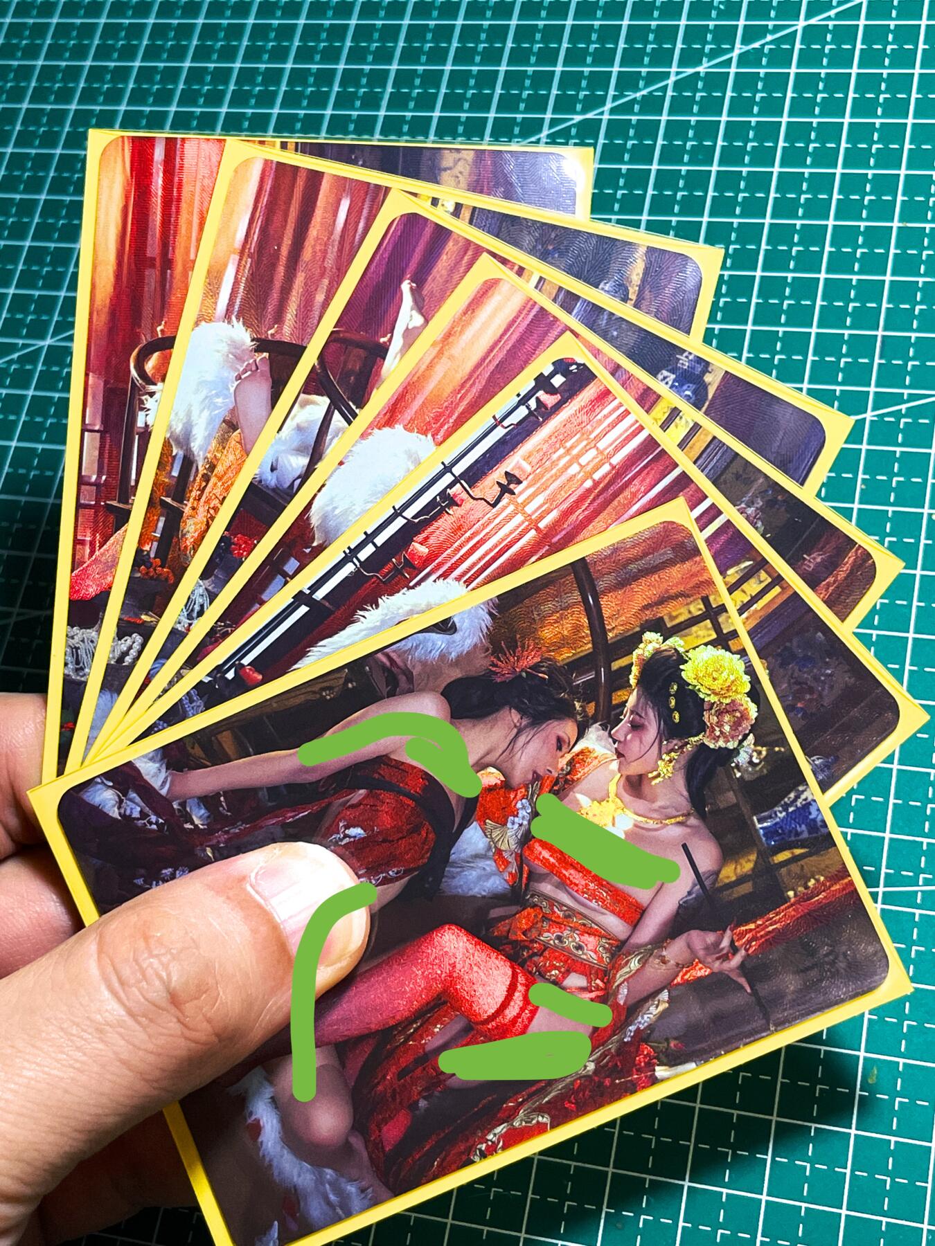 显眼宝28期【关注参拍有赠卡】 再拍一次 红袜cos 绝美6张不可错过  折光彩闪工艺  63*88