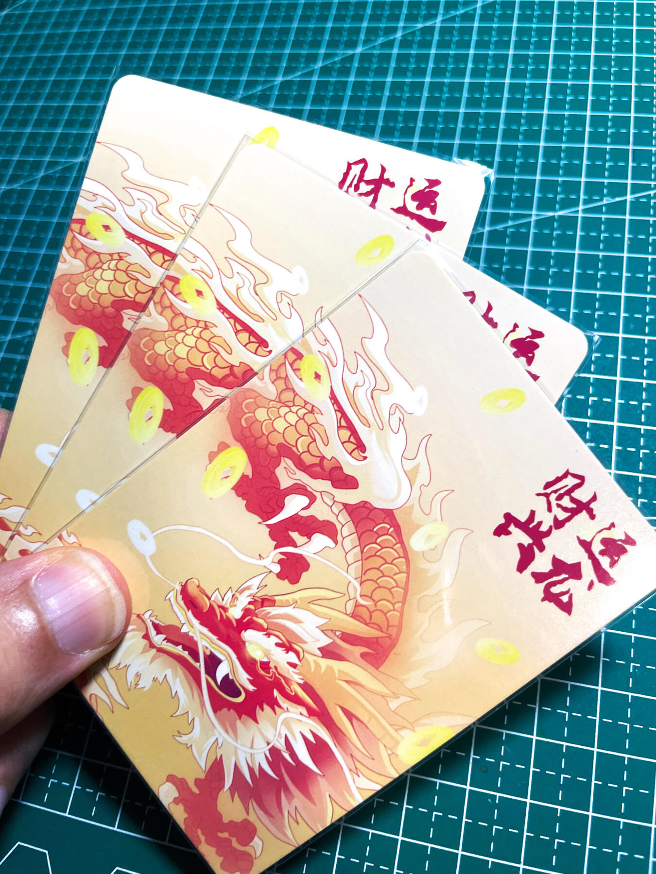 显眼宝28期【关注参拍有赠卡】 绘天阁卡牌   生肖系列  金龙贺岁三渐变  共3张 第三张艺术卡  彩闪磨砂  大卡尺寸  63*88