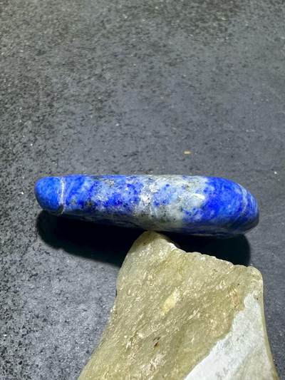 阿富汗老矿青金石雕件通货吊坠一块， 阿富汗老矿青金石雕件通货吊坠一块，