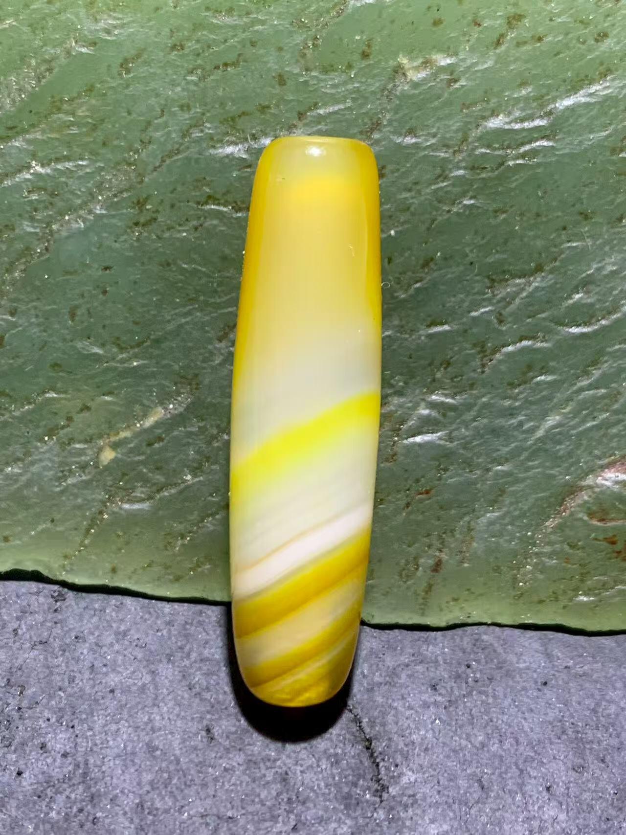 高玉化鸡油黄缠丝玛瑙随形通货桶珠一个。，