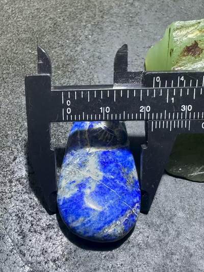 阿富汗老矿青金石雕件通货吊坠一块， 阿富汗老矿青金石雕件通货吊坠一块，