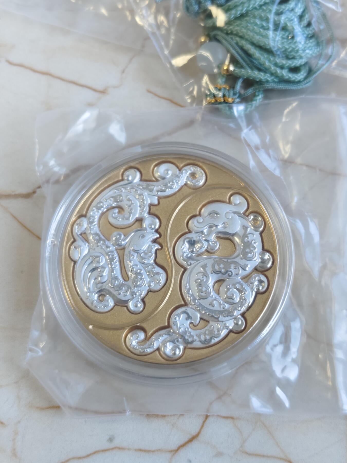第171期拍卖【长期征集拍品】 中国龙凤和鸣纪念吊坠 2X5克 999银 发行量：10万套 盒证全