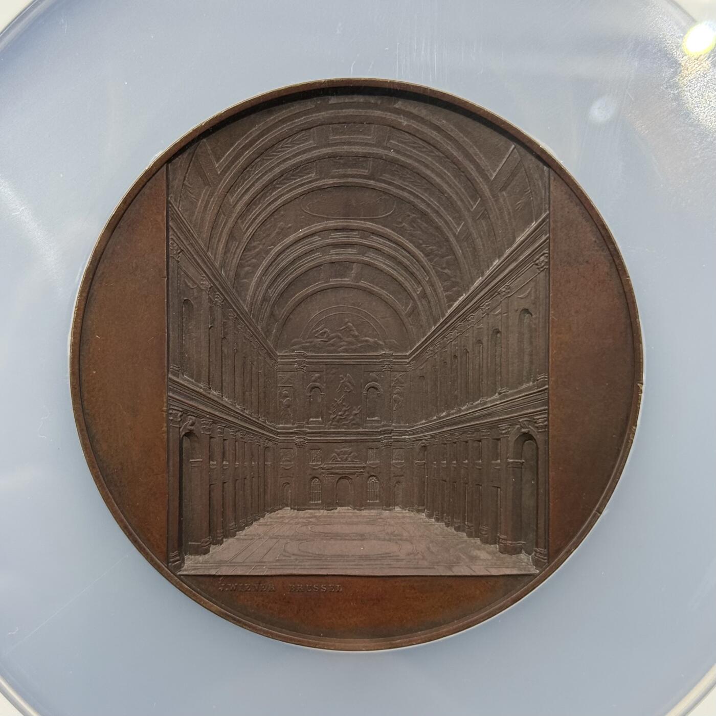 「木头集藏」章牌精品专场！  J Wiener～1850年荷兰阿姆斯特丹市政厅铜章，MS63 ，直径：59mm，冠军分！著名的维纳（Wiener）教堂系列作品中的一枚，欧洲古典建筑章牌的典范。  阿姆斯特丹新的市政厅位于水坝广场上，是在1648年开始兴建, 当时是作为阿姆斯特丹市政府使用。1935年为王室所有，现在是荷兰王国的四座王宫之一。
