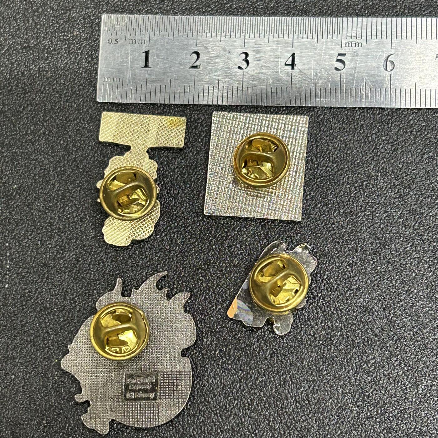 西秦中古拍卖第五十五期 外国卡通小徽章一组4个