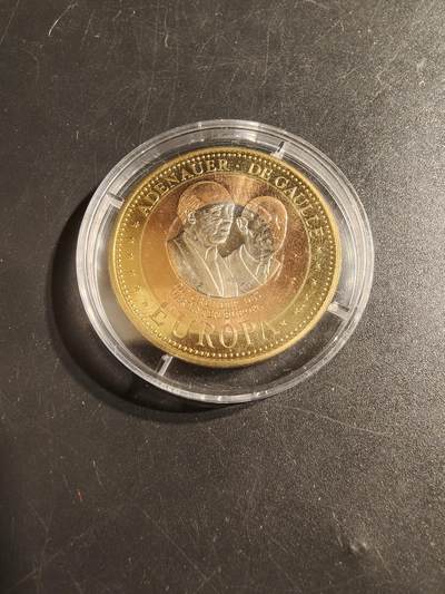 老王徽章第143期 - 法国戴高乐将军纪念章    带亚克力盒子    直径35mm   重量16g