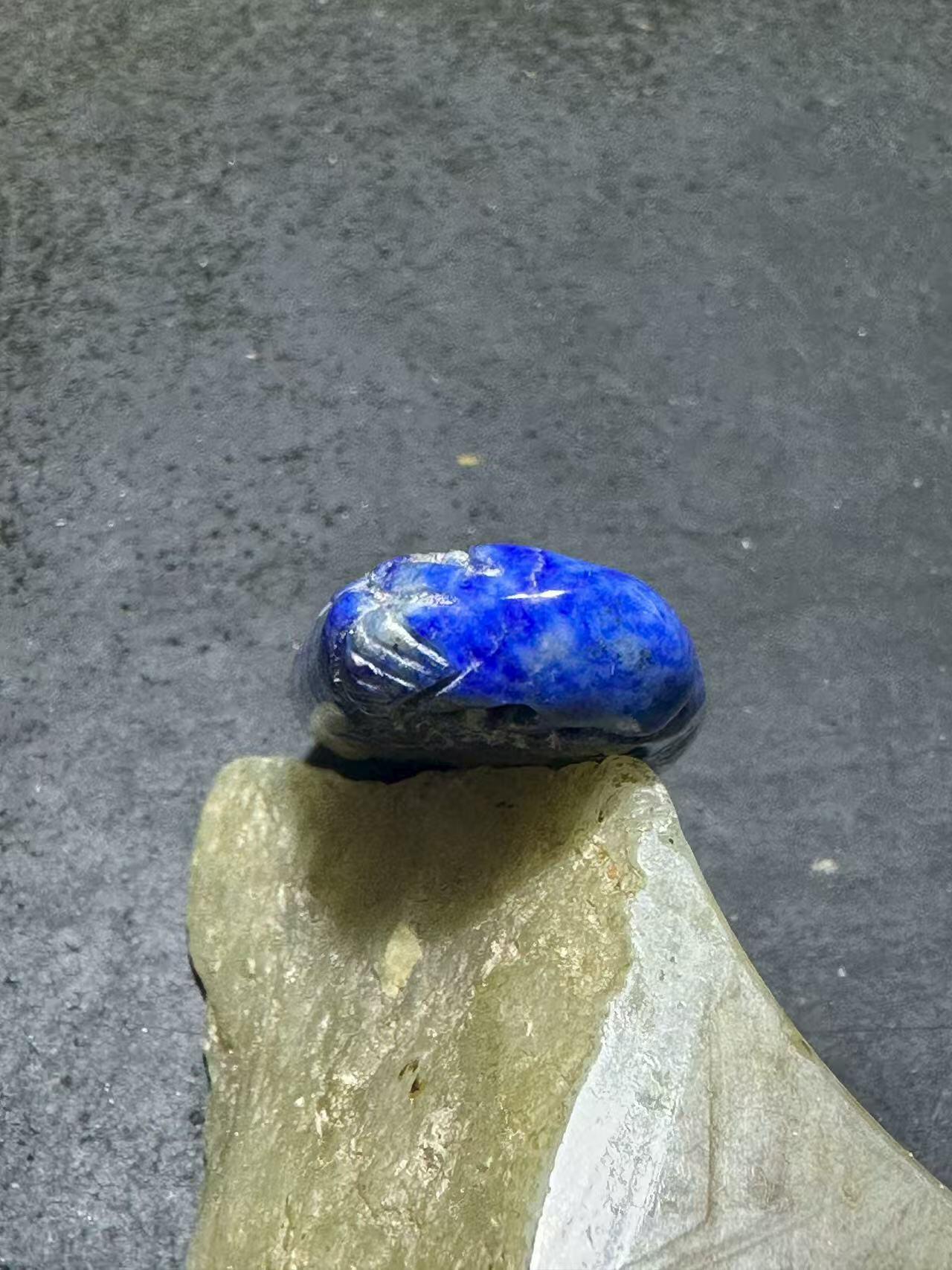 阿富汗老矿青金石雕件通货吊坠一块，