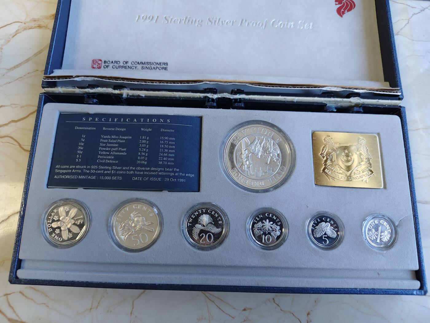 第171期拍卖【长期征集拍品】 新加坡1991年精制银币套 1分，5分，10分，20分，50分，1元，5元（全民防御）1万5千套 盒证全 盒子有破损，个别有氧化