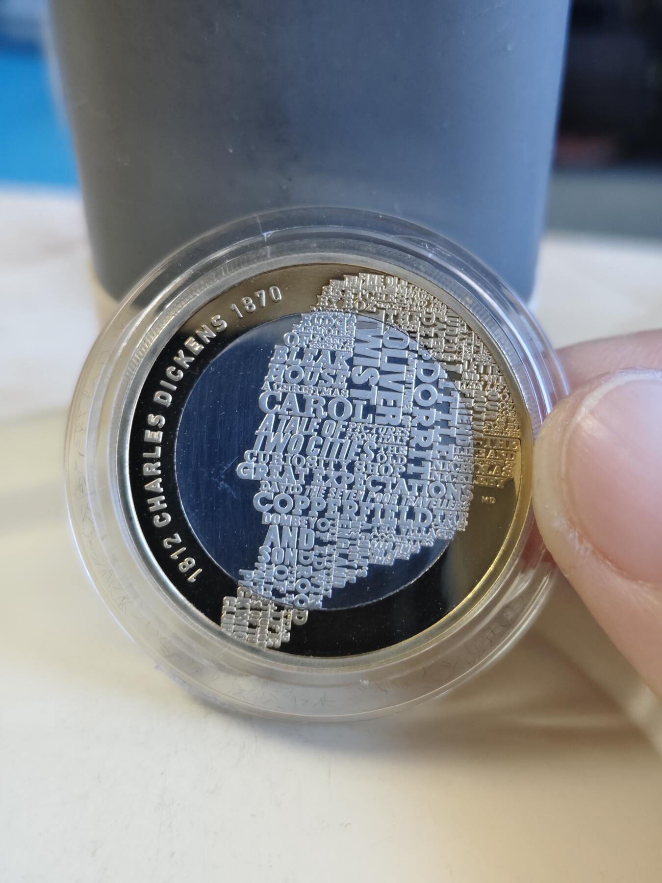 第171期拍卖【长期征集拍品】 少见 英国2012年2英镑精制加厚双色银币 查尔斯·狄更斯（英国著名作家）诞辰 200 周年 24克925银 外圈镀金 发行量：2千 盒证全,有瑕疵