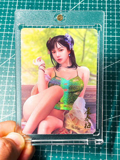 显眼宝28期【关注参拍有赠卡】 - 【带卡砖】燎原卡牌早期 水浒传 庞春梅 近景特卡一张 纱布闪工艺 63*88