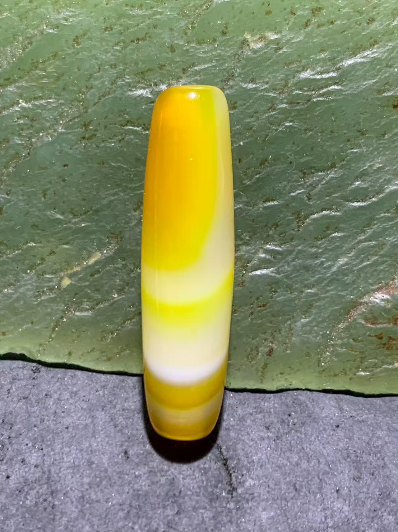 高玉化鸡油黄缠丝玛瑙随形通货桶珠一个。，