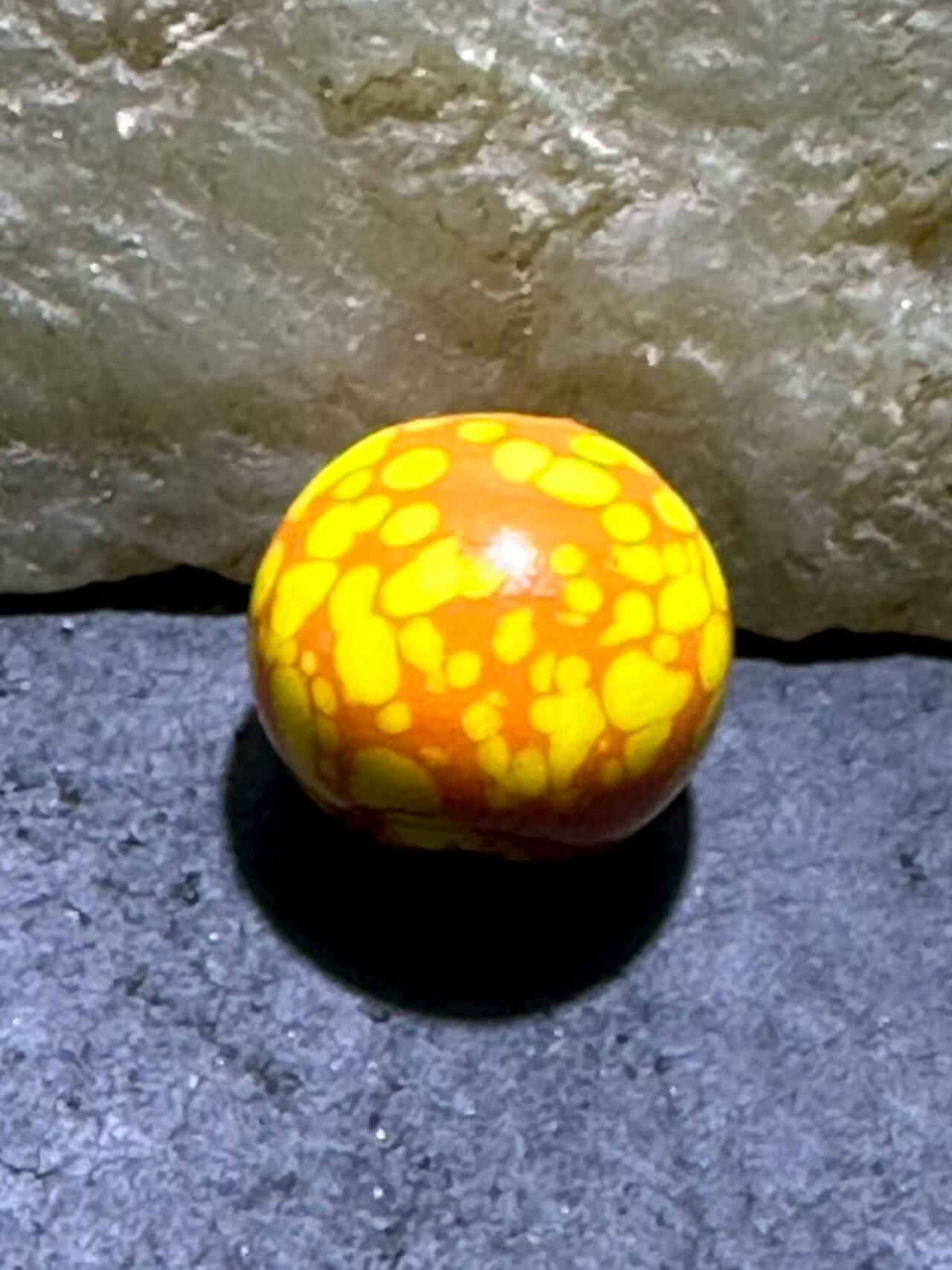 建国前后库存橘黄蘸花工艺琉璃苹果珠一颗，