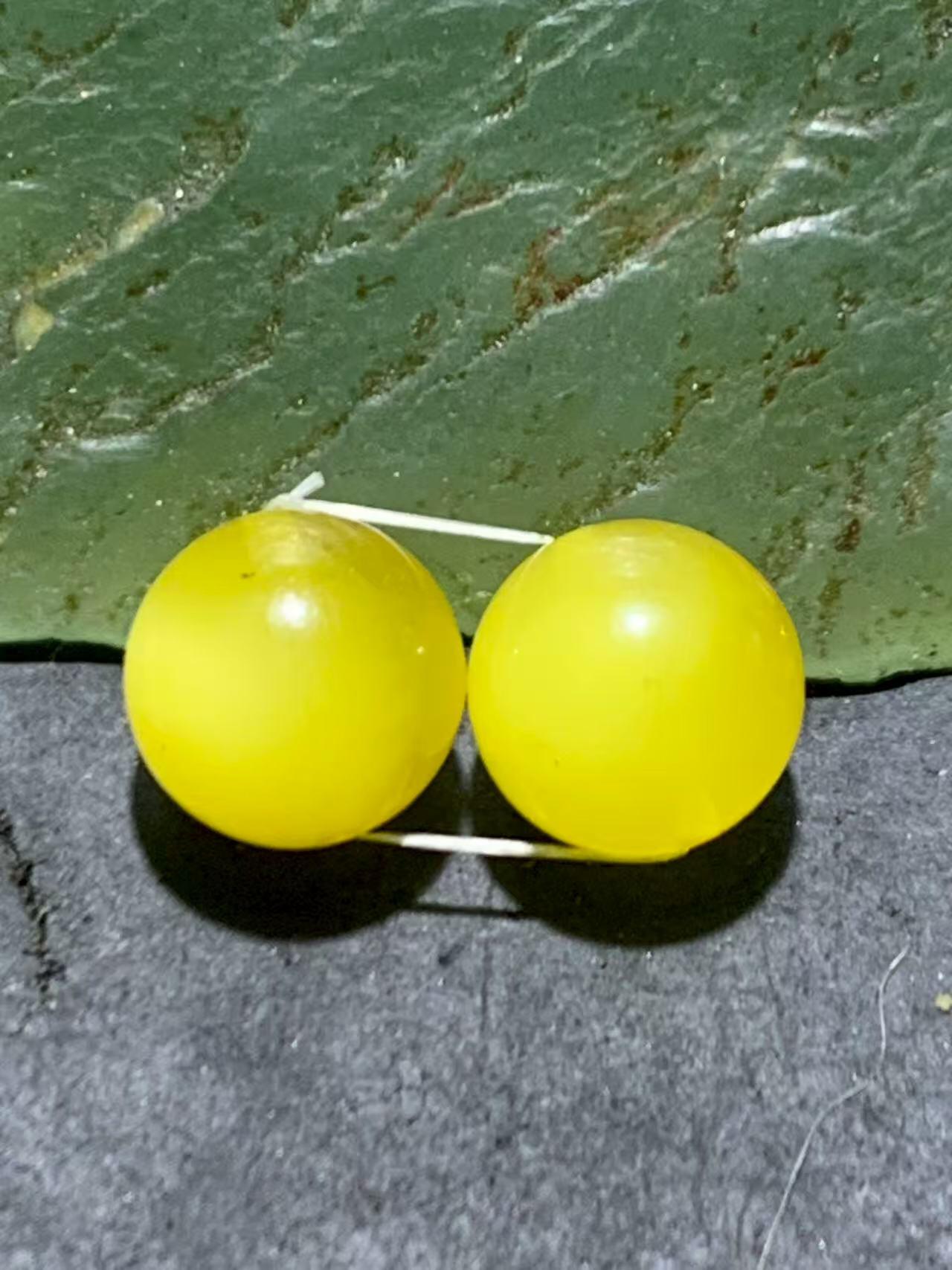 天然乌克兰原矿蜜蜡圆珠一对！，