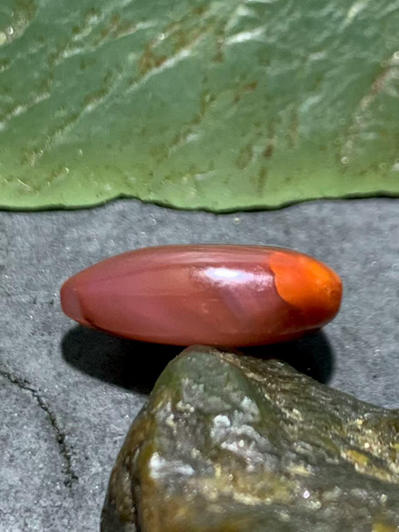 精美紫罗兰柿子红火焰纹南红玛瑙水滴形戒面一个，