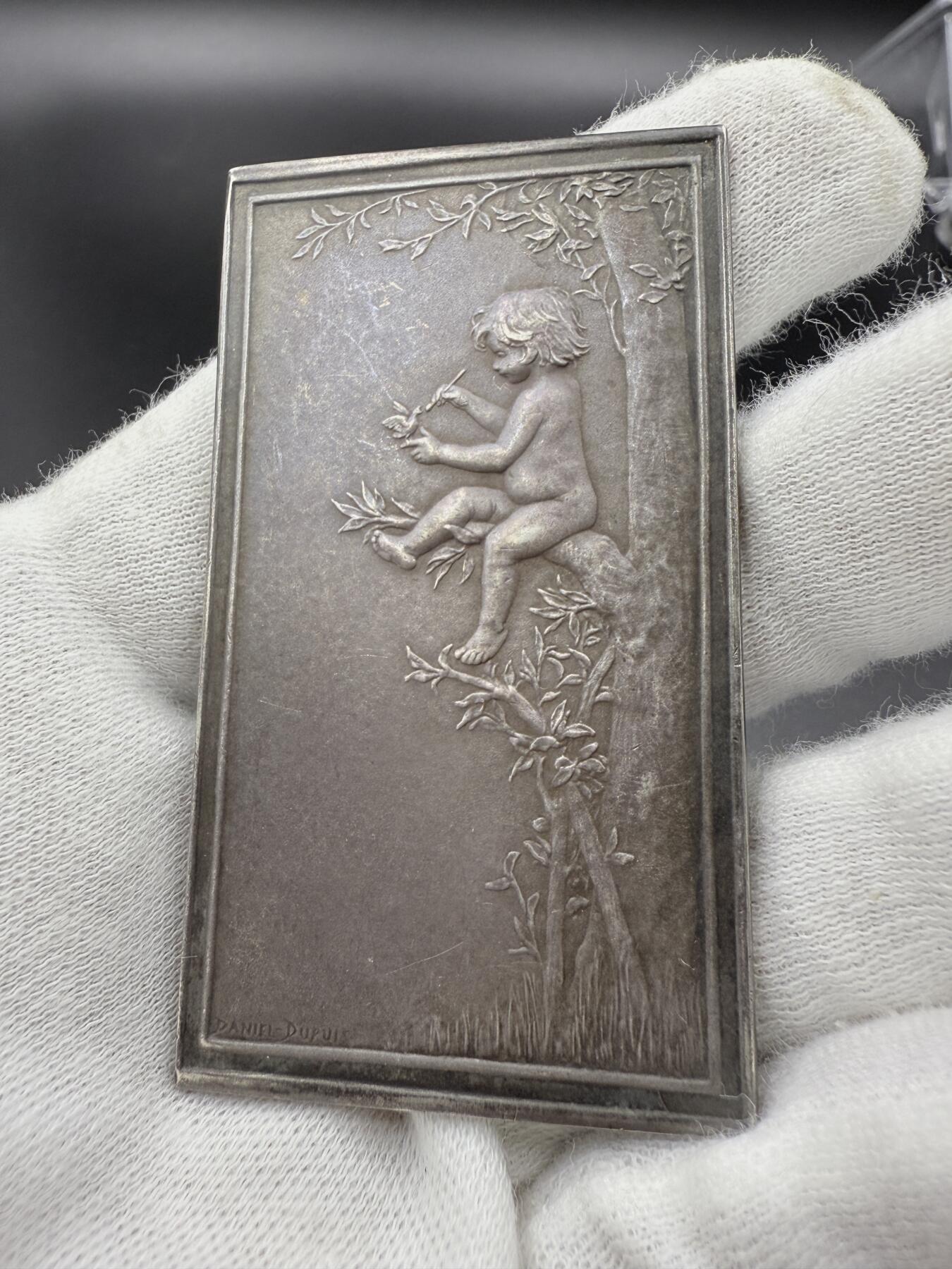 「木头集藏」章牌精品专场！ D.Dupuis～法国“LE NID” 巢 银章，尺寸：66×37.5mm，57.2g，边铭：丰饶角 ARGENT， 名家代表作，经典清凉题材。