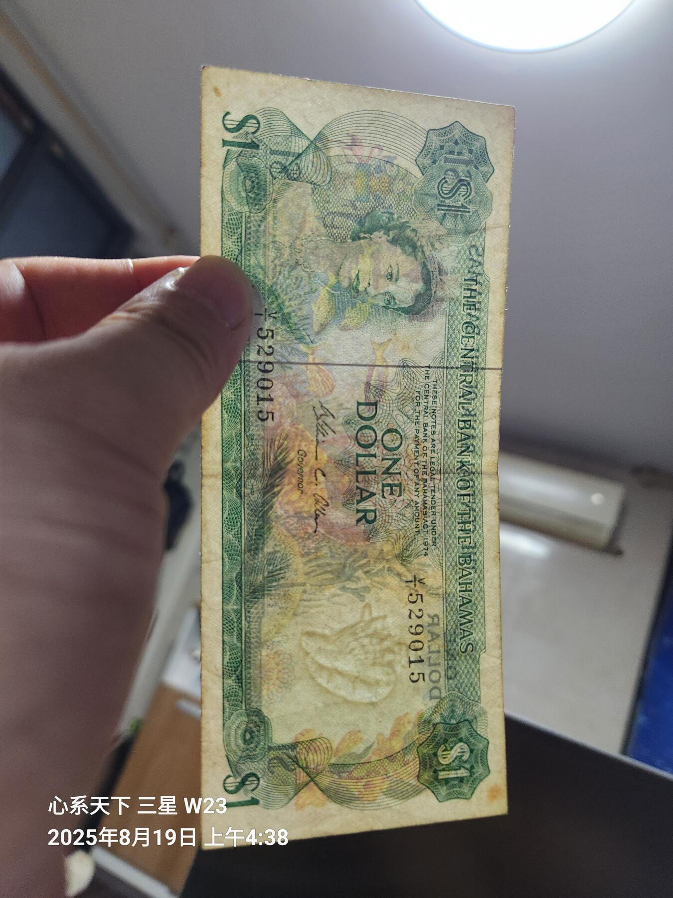 8月20号晚上8点 外国纸币自动截拍第9场 巴哈马1元 1974年 英女王背彩版1镑 极美品