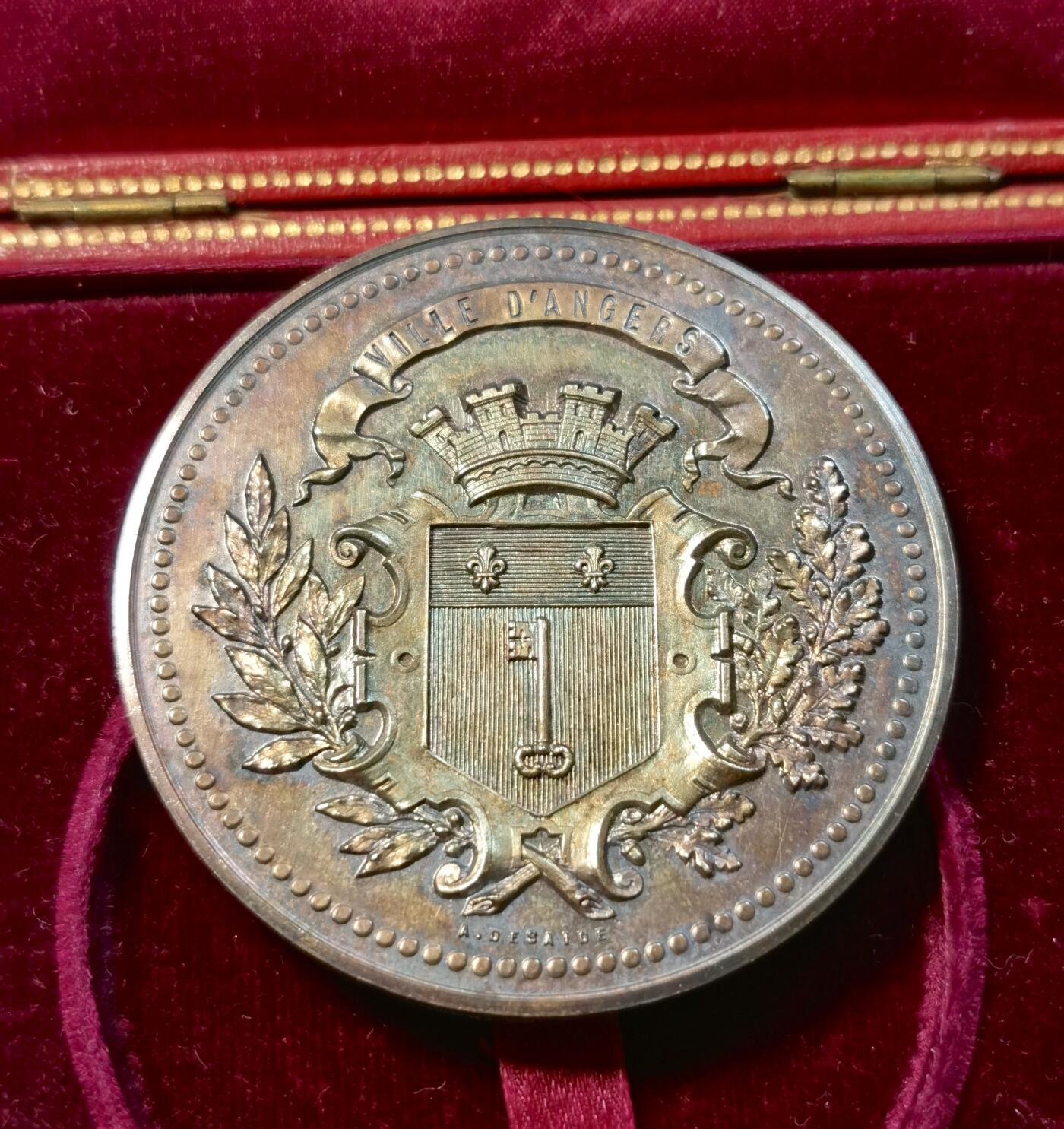 甄臻铺-世界币章拍卖（第30期），送拍享返佣金等优惠多多 1901年法国昂热市立戴维中学颁发的获奖银章，直径约50.8毫米，重62.8克。正面刻有昂热市徽章和橄榄枝装饰，背面环绕着
