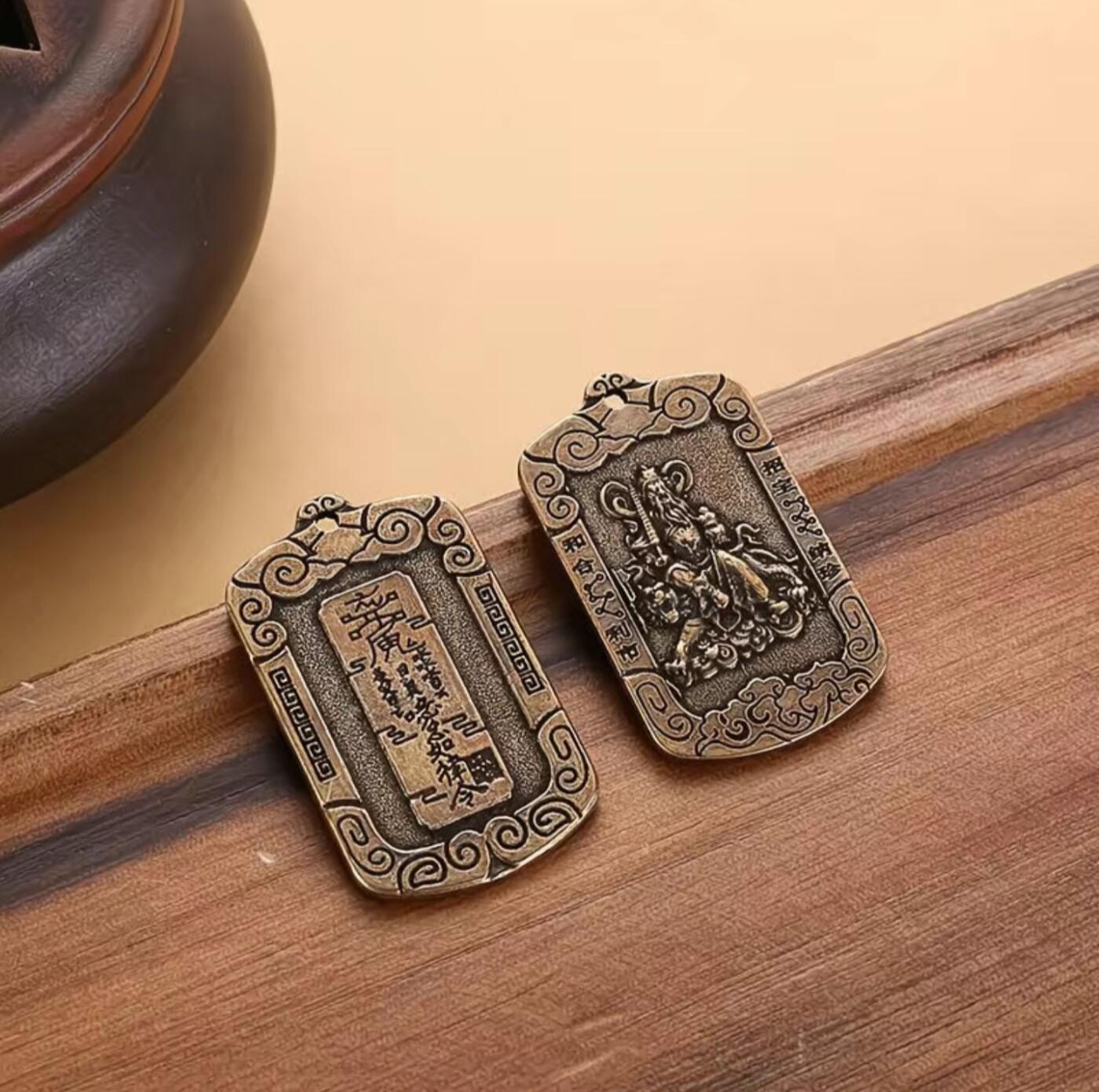 黄铜武财神赵公明令牌，正面精工雕刻武财神形象，背面书法题字。尺寸：长4cm，宽2.3cm，厚0.15cm，重12.2g。黄铜材质，做工精致