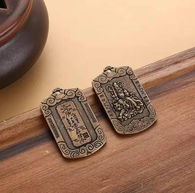 黄铜武财神赵公明令牌，正面精工雕刻武财神形象，背面书法题字。尺寸：长4cm，宽2.3cm，厚0.15cm，重12.2g。黄铜材质，做工精致 - 黄铜武财神赵公明令牌，正面精工雕刻武财神形象，背面书法题字。尺寸：长4cm，宽2.3cm，厚0.15cm，重12.2g。黄铜材质，做工精致