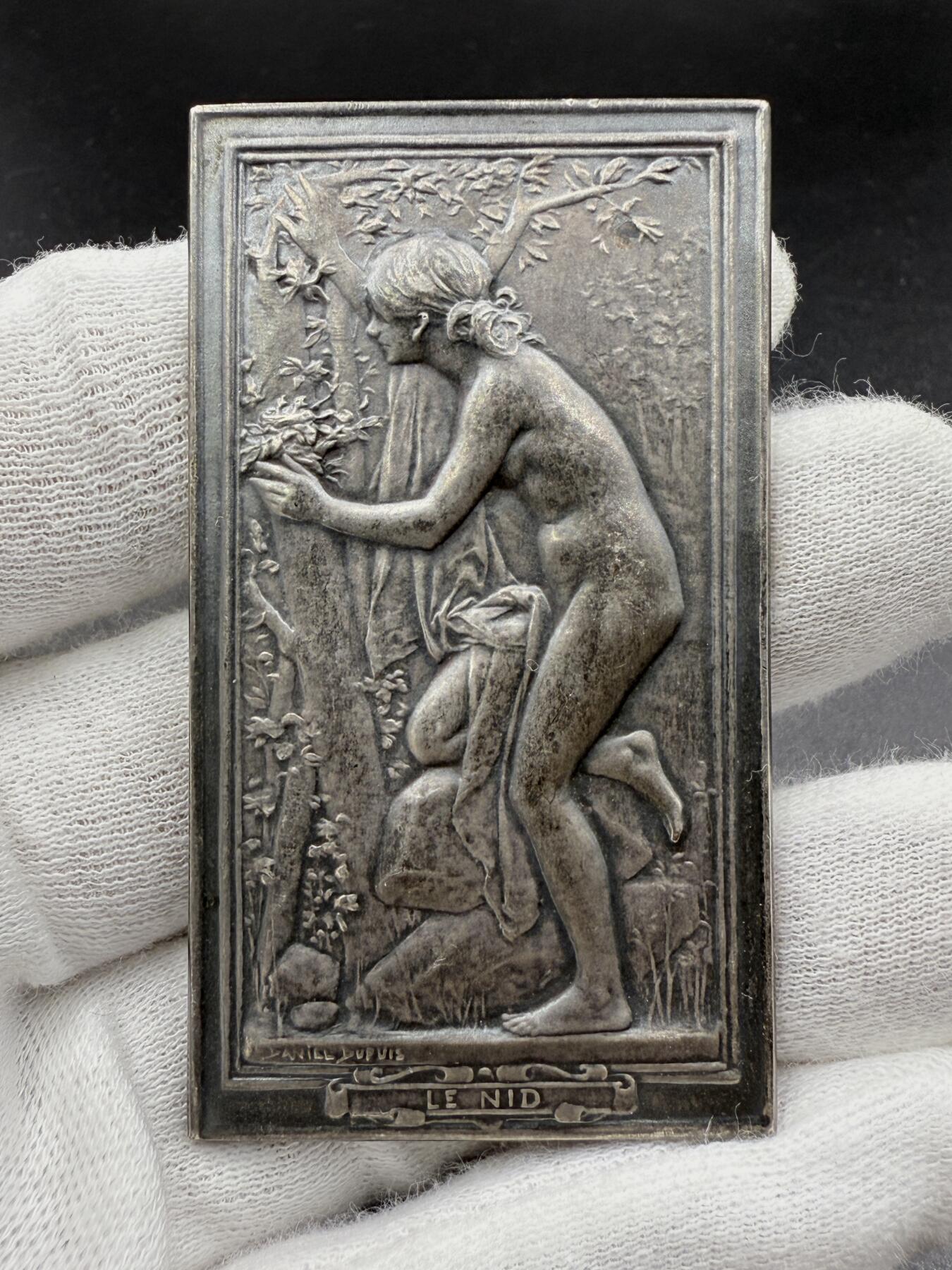 「木头集藏」章牌精品专场！ D.Dupuis～法国“LE NID” 巢 银章，尺寸：66×37.5mm，57.2g，边铭：丰饶角 ARGENT， 名家代表作，经典清凉题材。