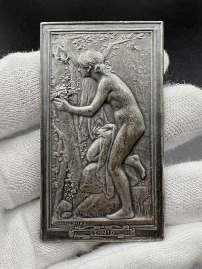 「木头集藏」章牌精品专场！ - D.Dupuis～法国“LE NID” 巢 银章，尺寸：66×37.5mm，57.2g，边铭：丰饶角 ARGENT， 名家代表作，经典清凉题材。
