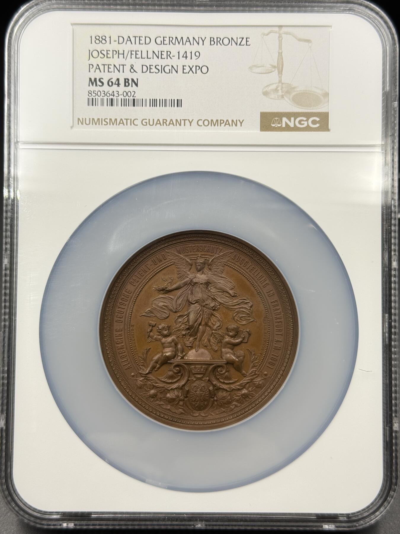 「木头集藏」章牌精品专场！ Anton Scharff ～1881年德国法兰克福专利与设计保护展览会大铜章，MS 64 ，直径：63mm，沙夫代表作品，正面中央刻画带翅膀的女性形象（象征着创意、守护或胜利），姿态舒展，周围有两个小天使形象，一个手持工具（似代表发明、创造），另一个手持书卷（似代表知识、专利文献等），整体营造出对发明创造、专利保护的歌颂与推崇氛围，品相很不错！