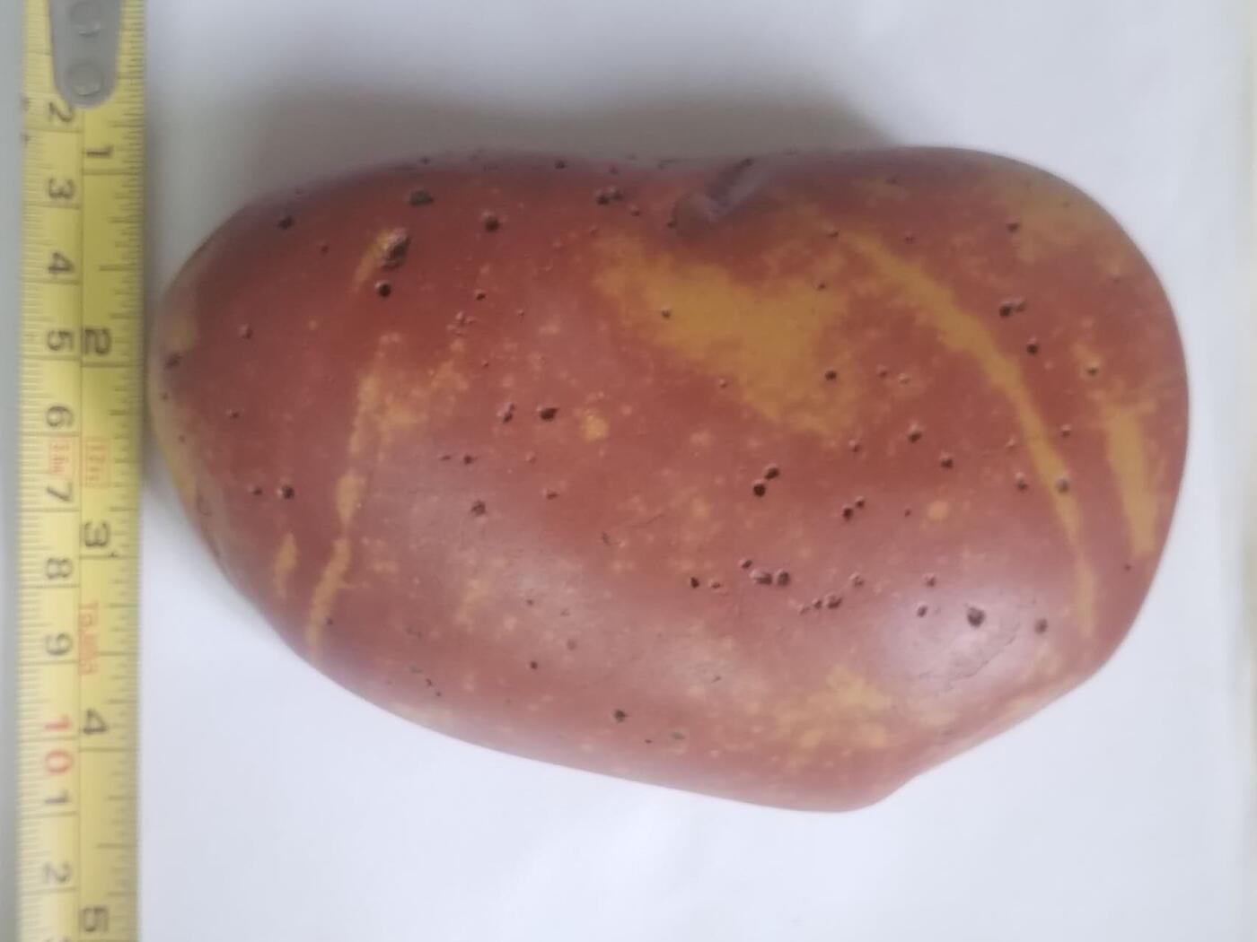 奇石原石。红黄相间，重1200克左右。