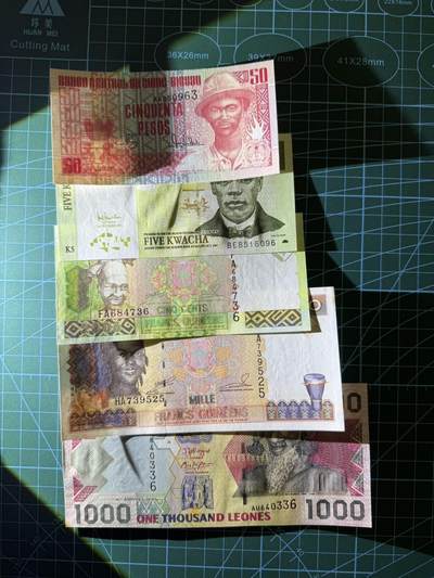 【炜奕收藏】，第四十二期 非洲杂钞共5张，品相如图，大部分全新，少部分会有折痕黄斑压痕角折