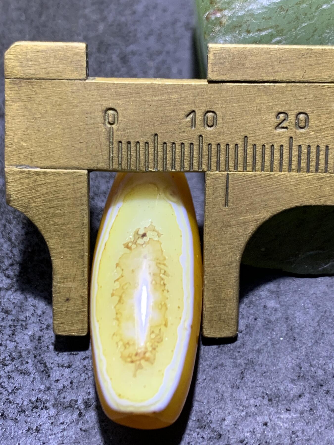 精美高玉化鸡油黄天眼纹缠丝玛瑙随形桶珠一个，