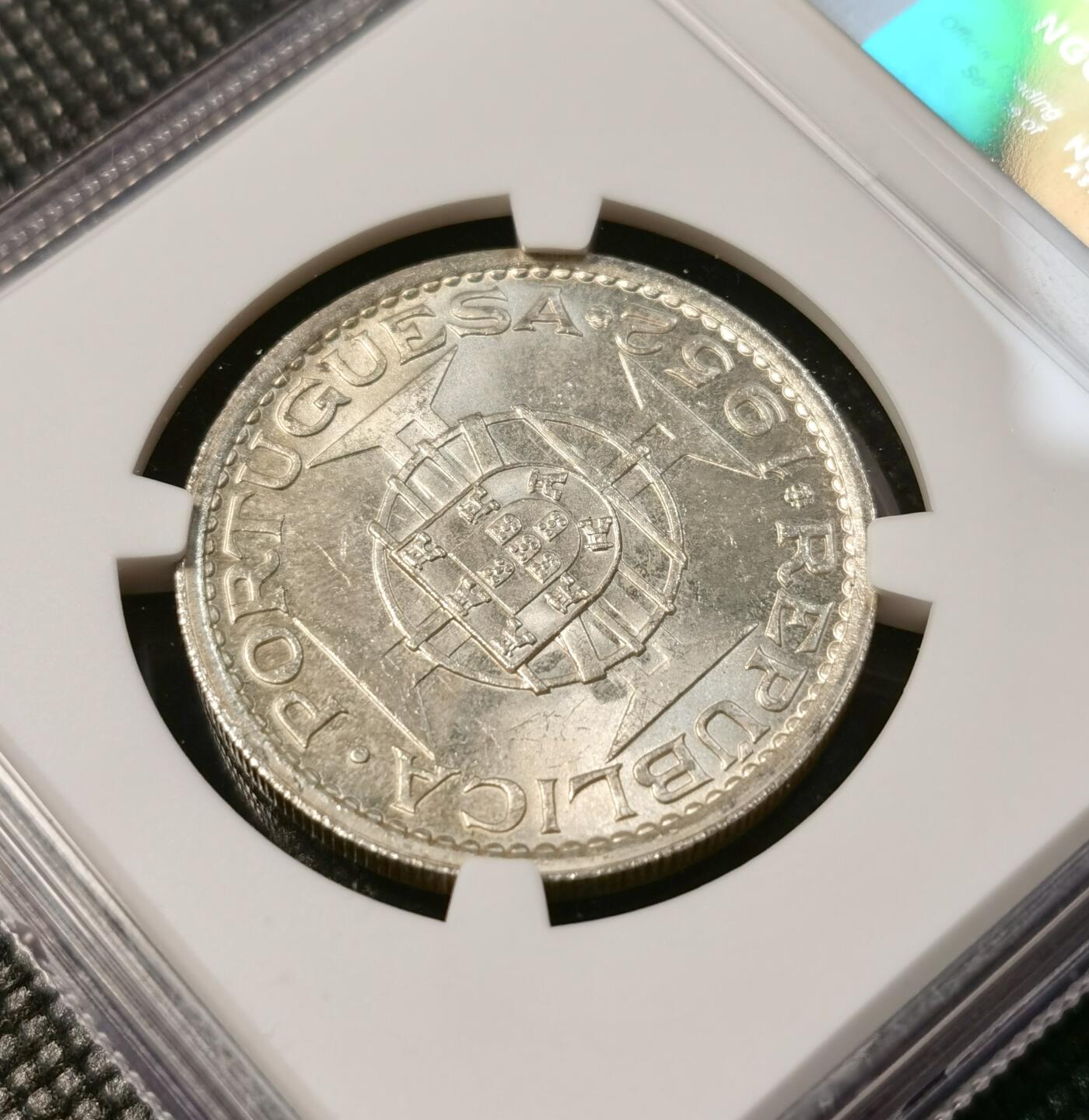 甄臻铺-世界币章拍卖（第30期），送拍享返佣金等优惠多多 NGC-MS65 1952年澳门伍圆，卷拆，2枚一组