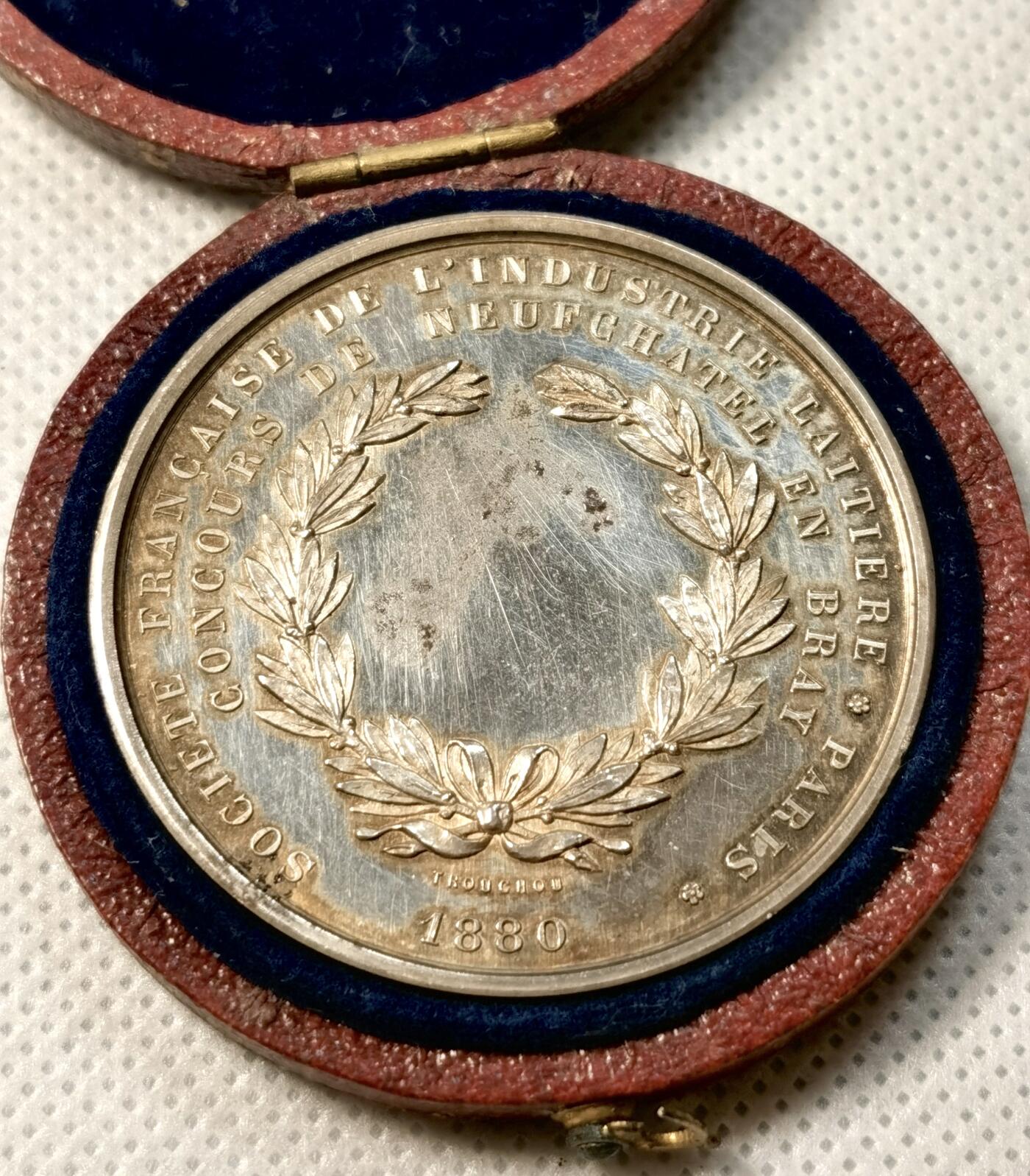 甄臻铺-世界币章拍卖（第30期），送拍享返佣金等优惠多多 1880年法国农业银章 畜牧银章 原盒，41.4㎜，37.6g，烟斗ARGENT（非常稀有的烟斗标，仅在1879年出现）章面轻微滑丝，边轻微磕碰