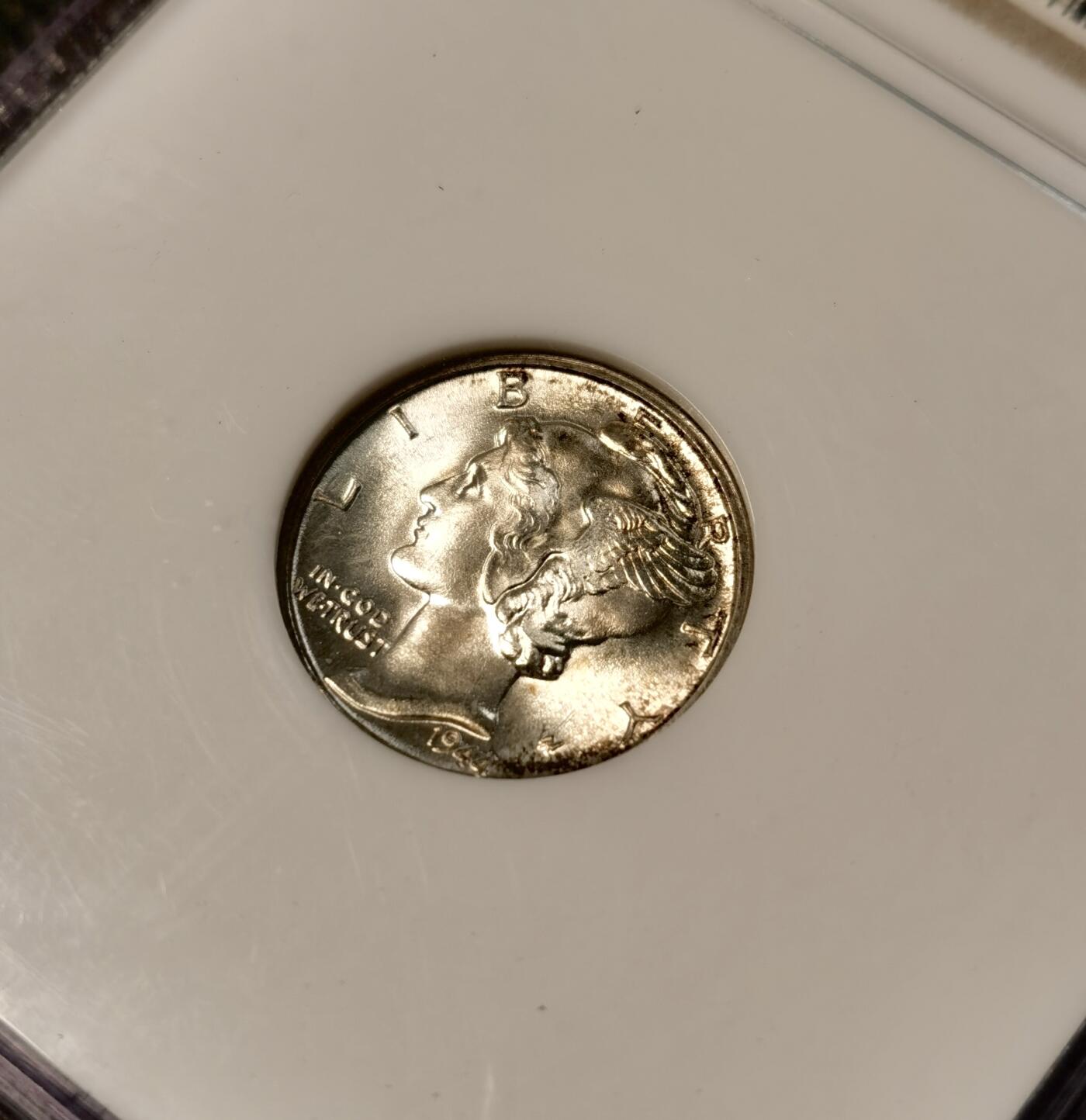 甄臻铺-世界币章拍卖（第30期），送拍享返佣金等优惠多多 NGC-MS65FB 1944年美国小飞侠，金色包浆，少见FB后缀