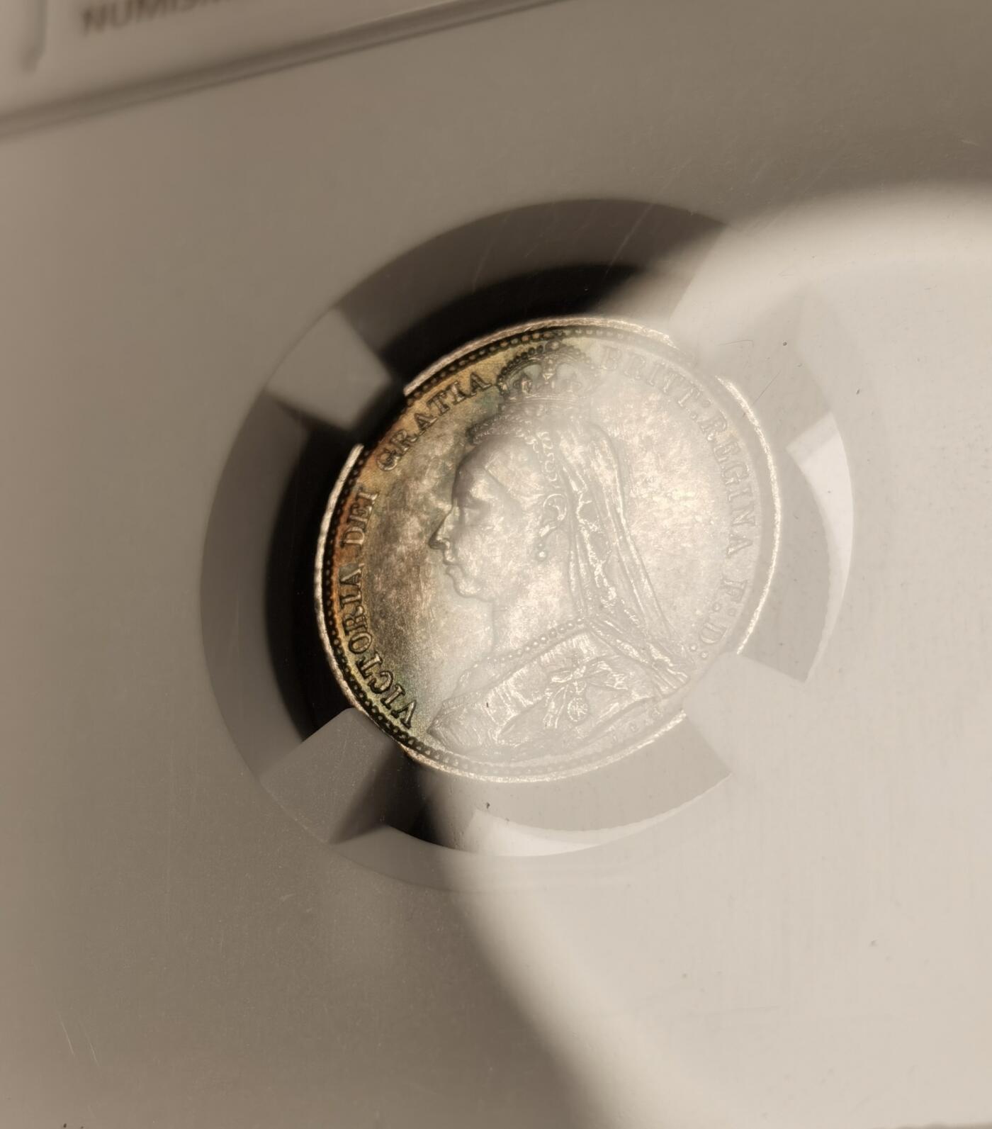 甄臻铺-世界币章拍卖（第30期），送拍享返佣金等优惠多多 NGC-MS61 1887年英国高冠维多利亚6便士，盾徽版，月牙五彩，自然包浆极美