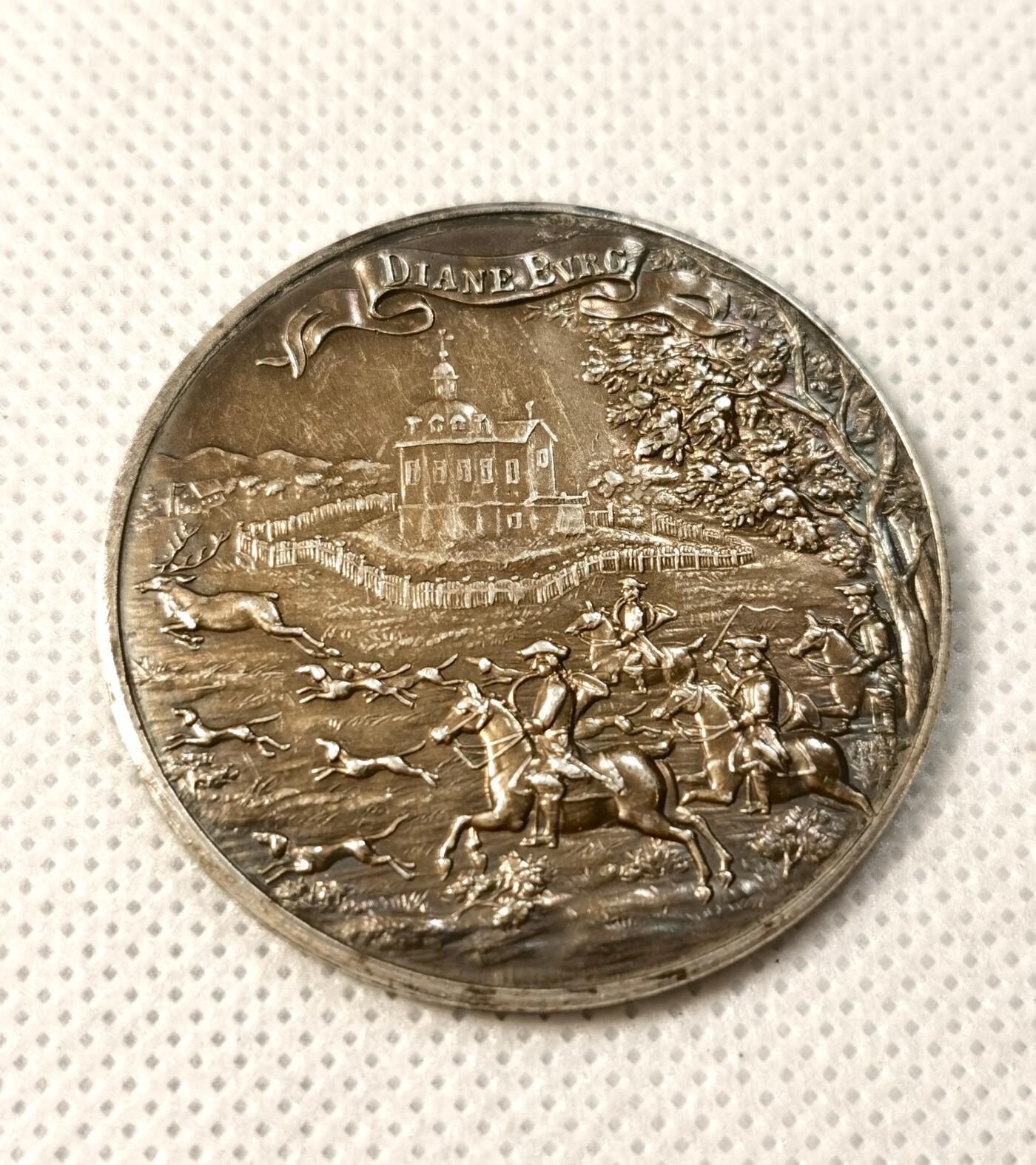 甄臻铺-世界币章拍卖（第30期），送拍享返佣金等优惠多多 德国黑森狩猎俱乐部Darmstadt颁发的银质奖章，正面刻有狩猎场景和Diane Burg字样，背景是城堡和树木，雕工精美。背面刻有