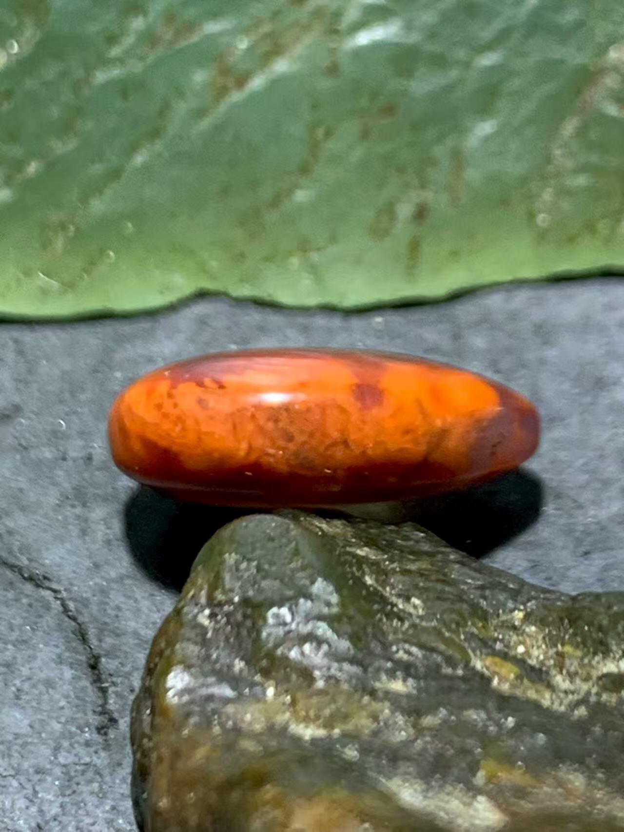 精美紫罗兰柿子红火焰纹南红玛瑙水滴形戒面一个，