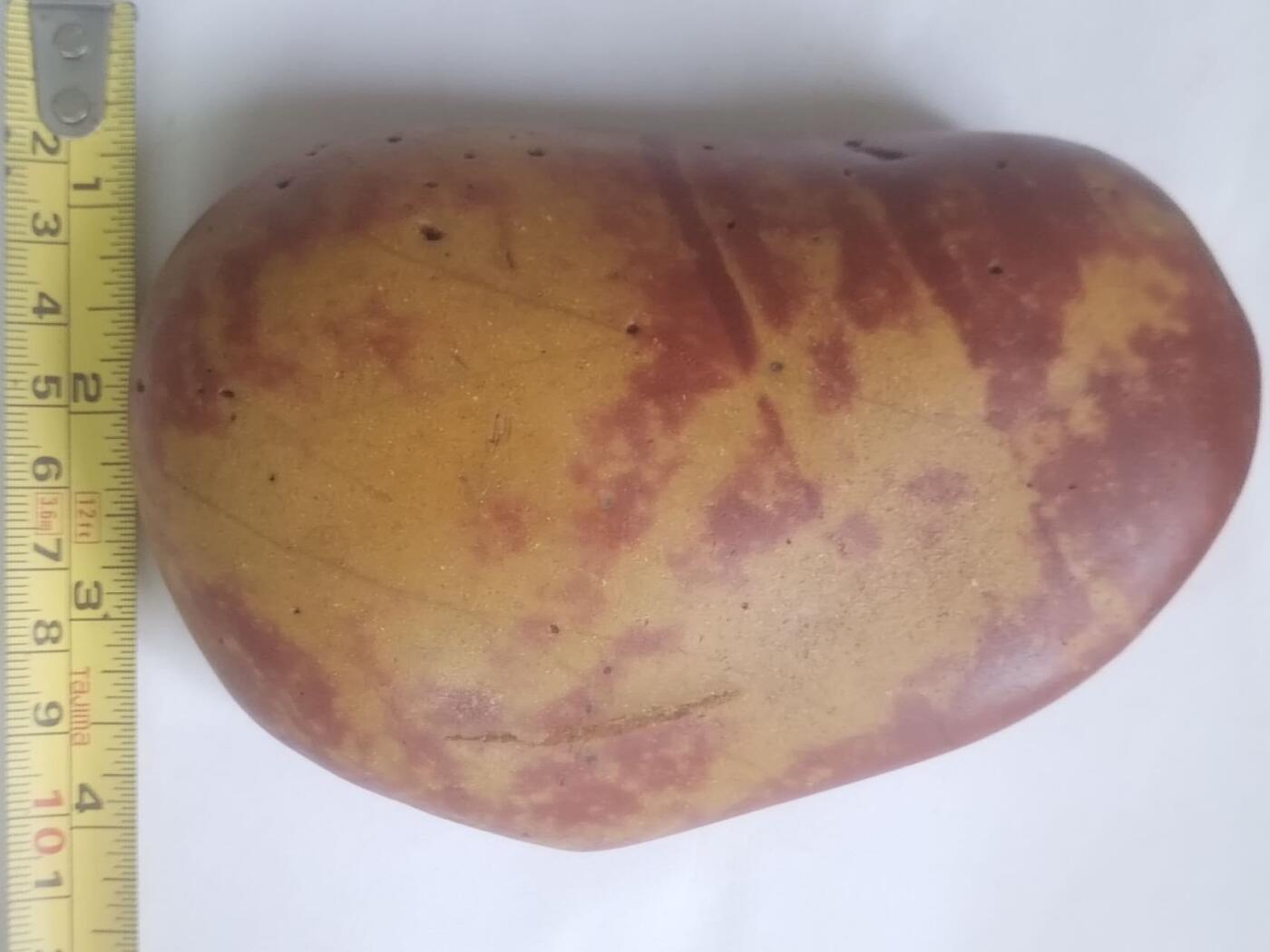 奇石原石。红黄相间，重1200克左右。