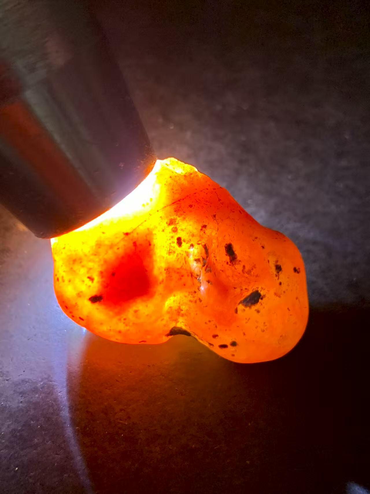 精美红皮开窗荔枝冻心南红玛瑙原石一颗，