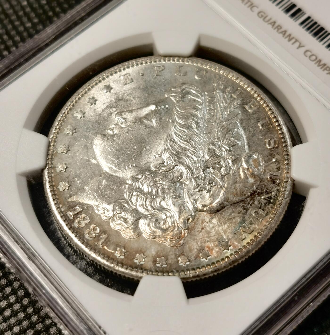 甄臻铺-世界币章拍卖（第30期），送拍享返佣金等优惠多多 NGC-MS63 美国1881年S版摩根银币，人像边缘一抹迷人的原味彩，性价比很高