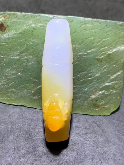 精美手工雕刻天然原皮马达加斯加玛瑙俏色巧雕随形竹节蜘蛛吊坠(把件)一个，， - 精美手工雕刻天然原皮马达加斯加玛瑙俏色巧雕随形竹节蜘蛛吊坠(把件)一个，，