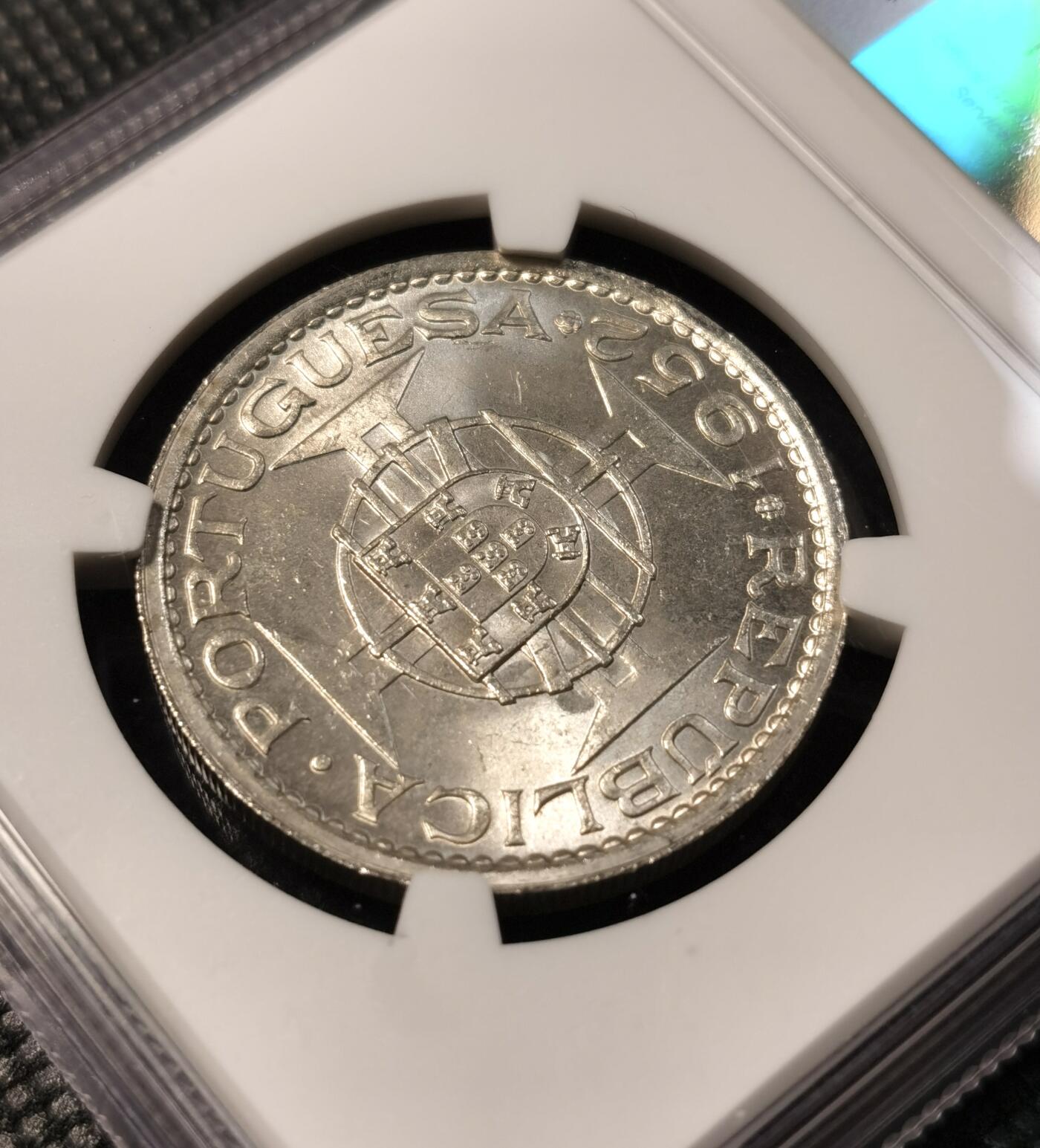甄臻铺-世界币章拍卖（第30期），送拍享返佣金等优惠多多 NGC-MS65 1952年澳门伍圆，卷拆，2枚一组