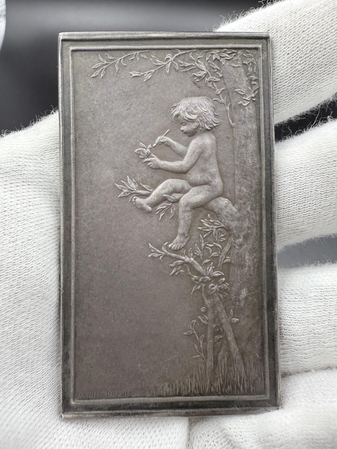 「木头集藏」章牌精品专场！ D.Dupuis～法国“LE NID” 巢 银章，尺寸：66×37.5mm，57.2g，边铭：丰饶角 ARGENT， 名家代表作，经典清凉题材。