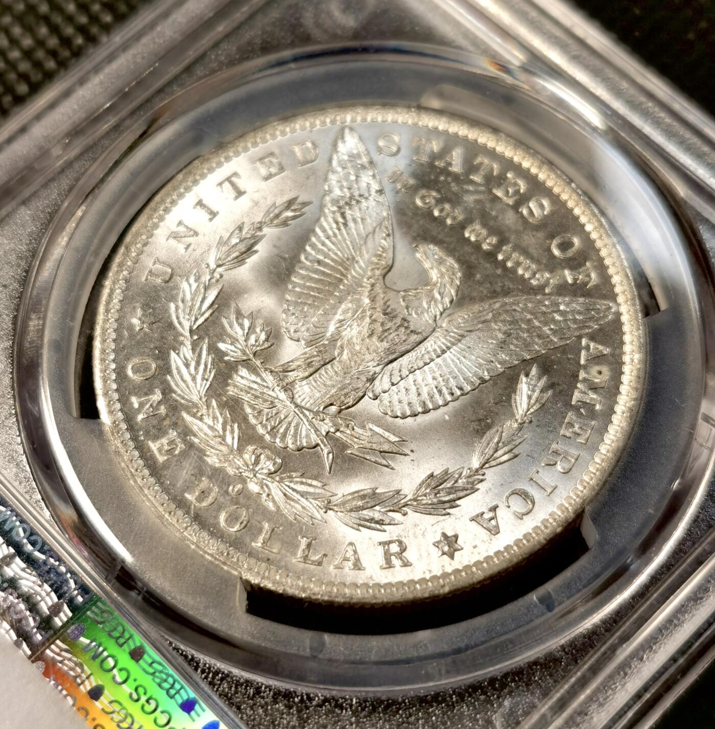 甄臻铺-世界币章拍卖（第30期），送拍享返佣金等优惠多多 PCGS-MS65 1884年O版摩根，正面紫金色包浆，状态极佳，阴阳脸卷首