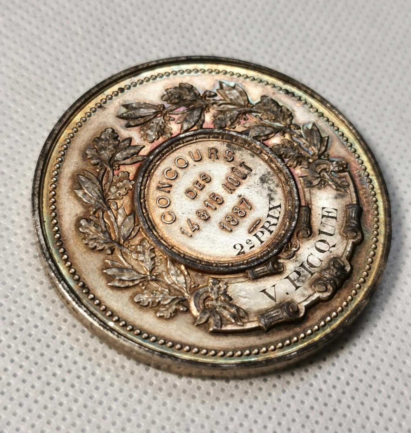 甄臻铺-世界币章拍卖（第30期），送拍享返佣金等优惠多多 1887年法国里尔体操协会颁发的鎏金银章，正面刻有皇冠和盾形纹章，周围环绕橄榄枝装饰。背面刻有