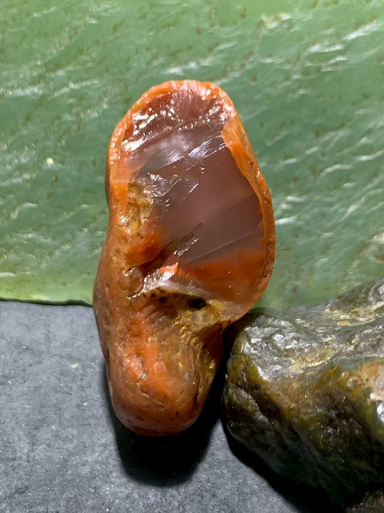 精美红皮开窗荔枝冻心南红玛瑙原石一颗，