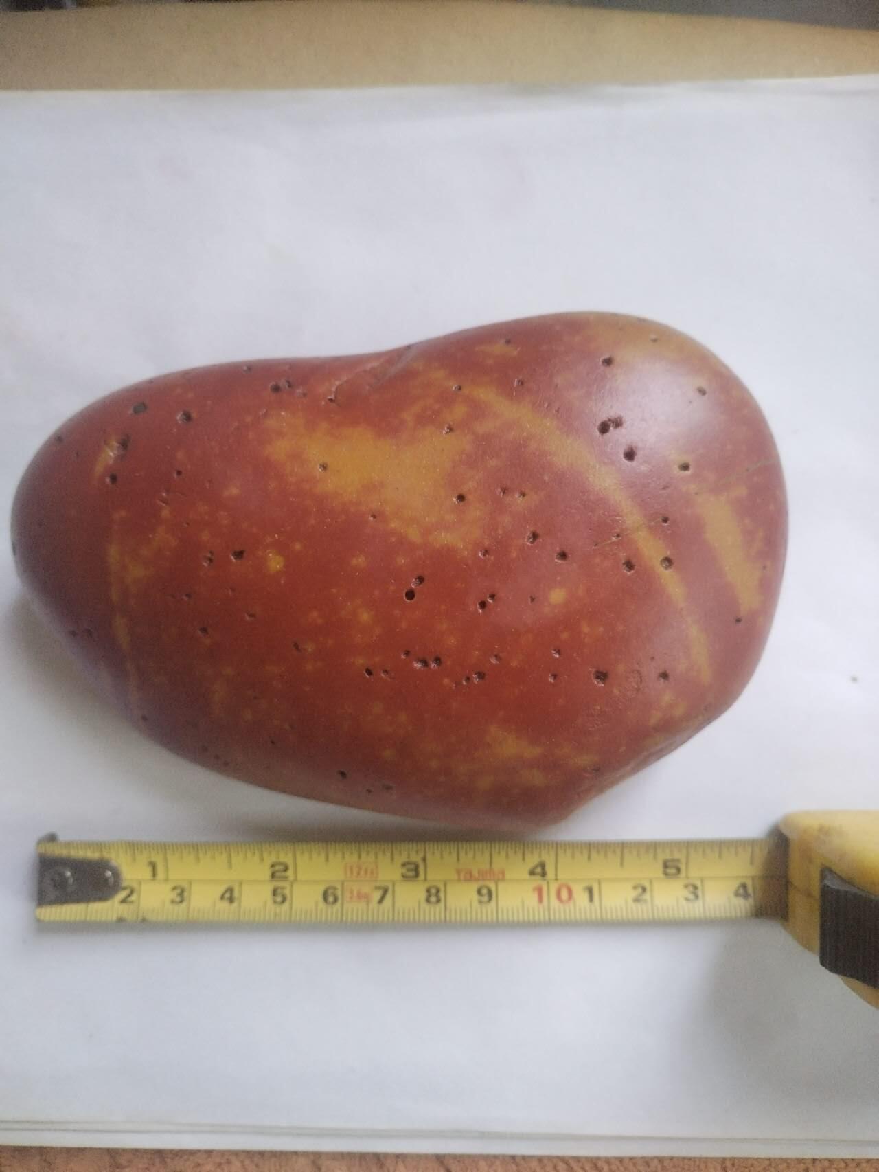 奇石原石。红黄相间，重1200克左右。