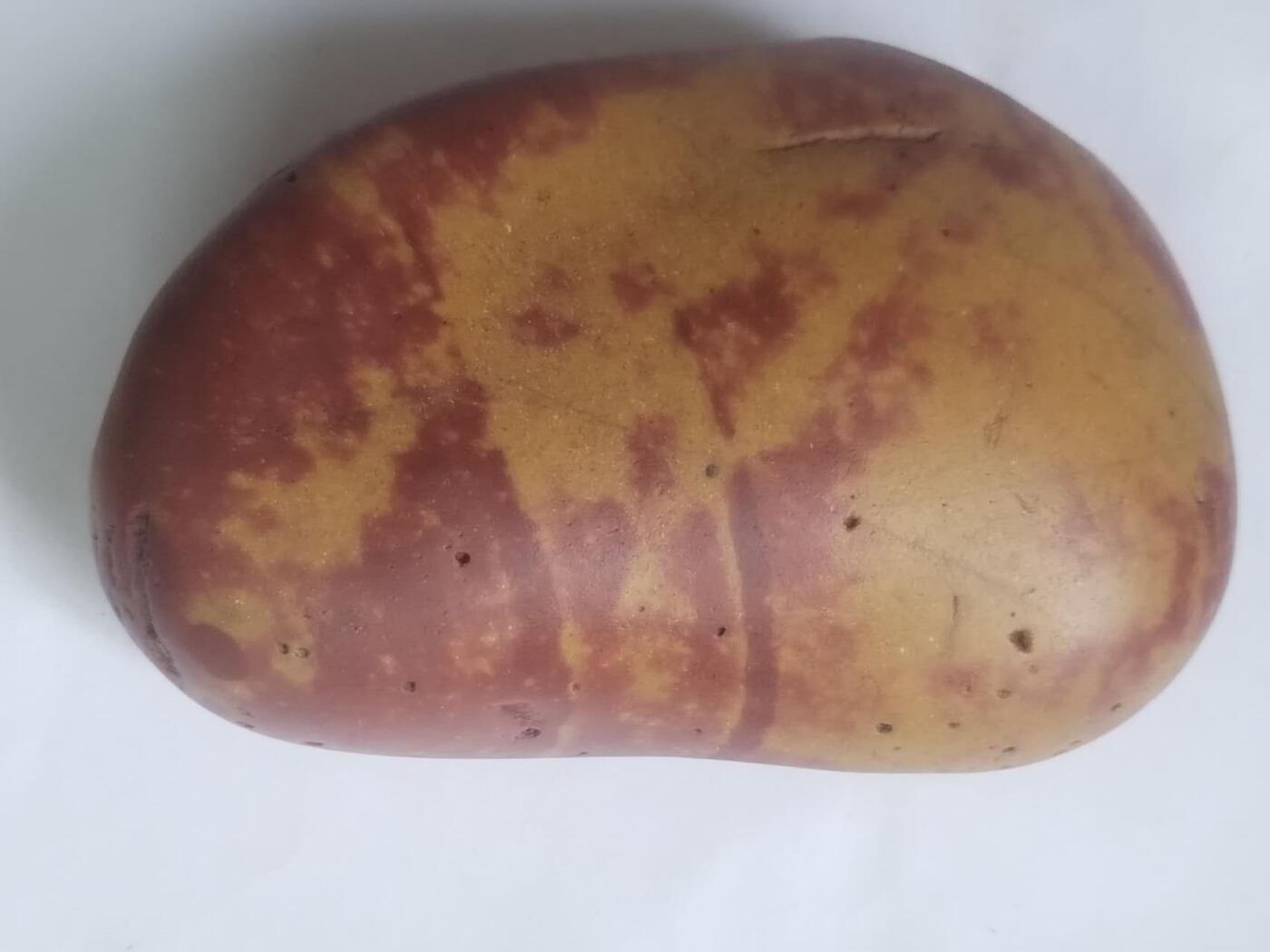 奇石原石。红黄相间，重1200克左右。