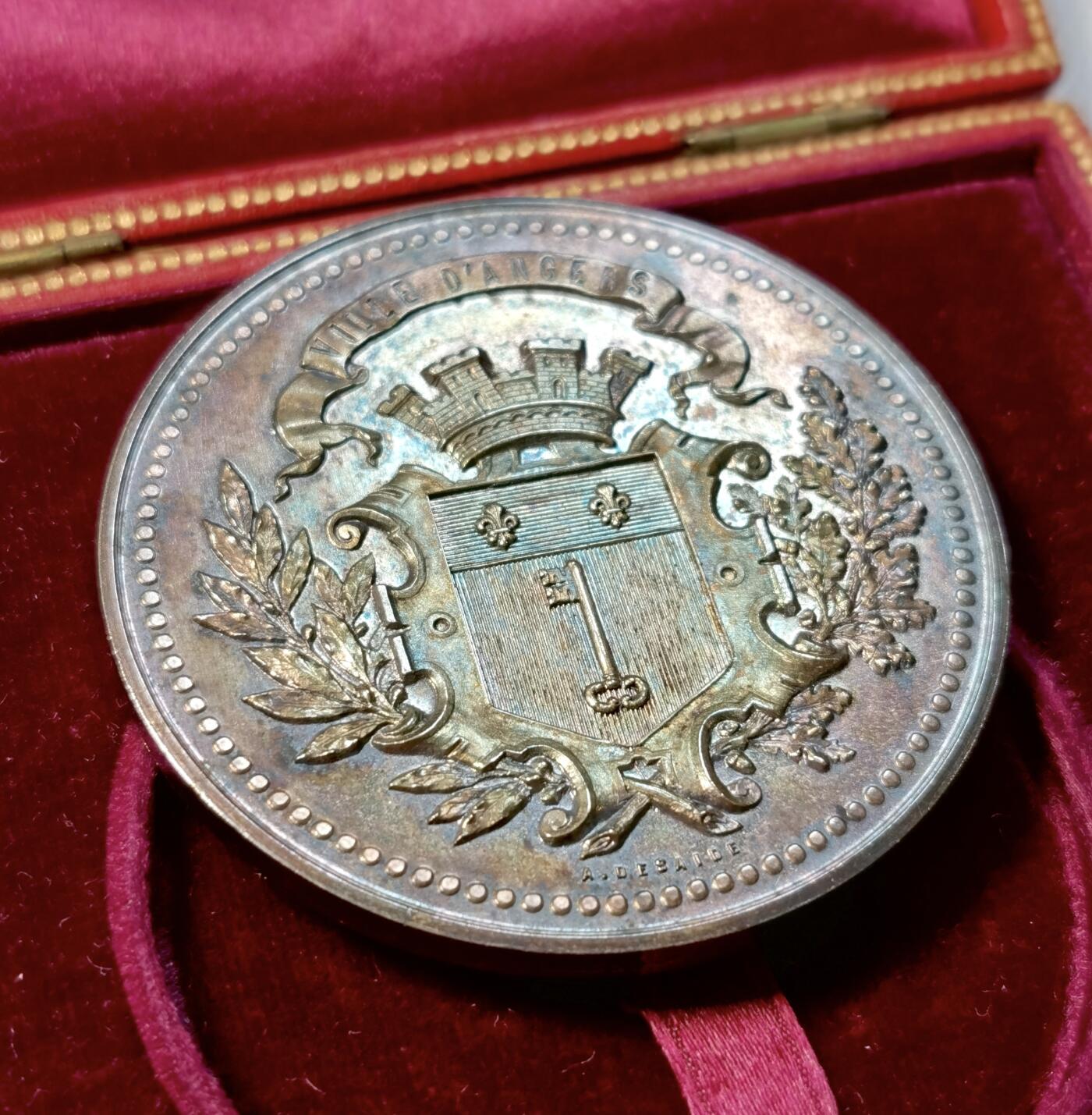 甄臻铺-世界币章拍卖（第30期），送拍享返佣金等优惠多多 1901年法国昂热市立戴维中学颁发的获奖银章，直径约50.8毫米，重62.8克。正面刻有昂热市徽章和橄榄枝装饰，背面环绕着