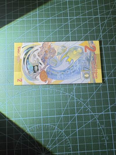 【炜奕收藏】，第四十二期 东加勒比2元，UNC品相，AA冠号码无47尾8，IBNS获奖钞